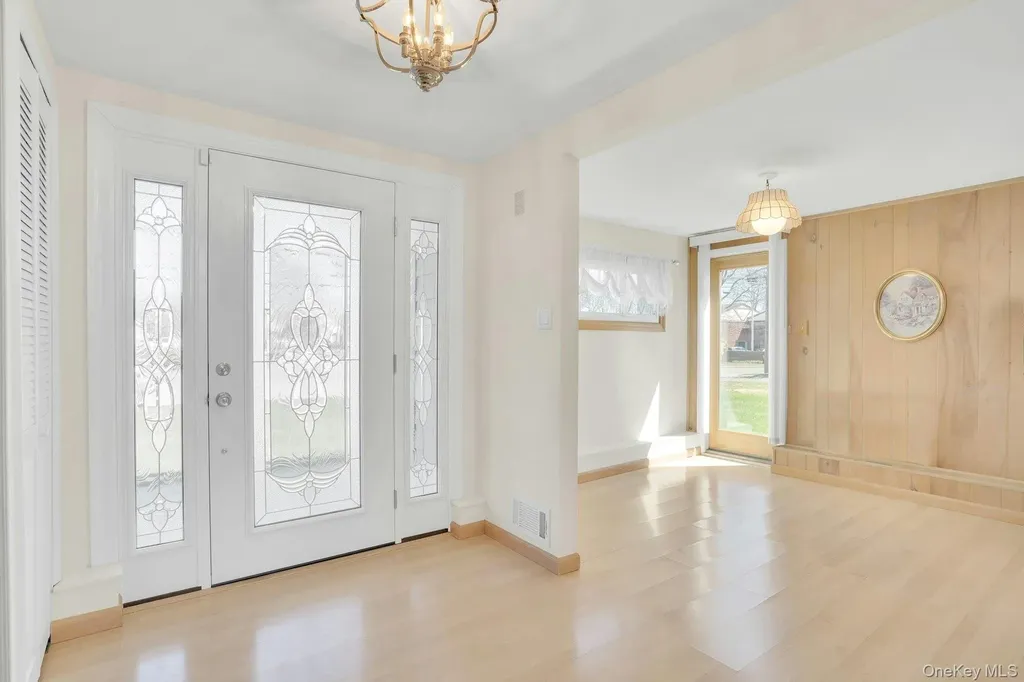 258 E 5th Street Deer Park NY 11729