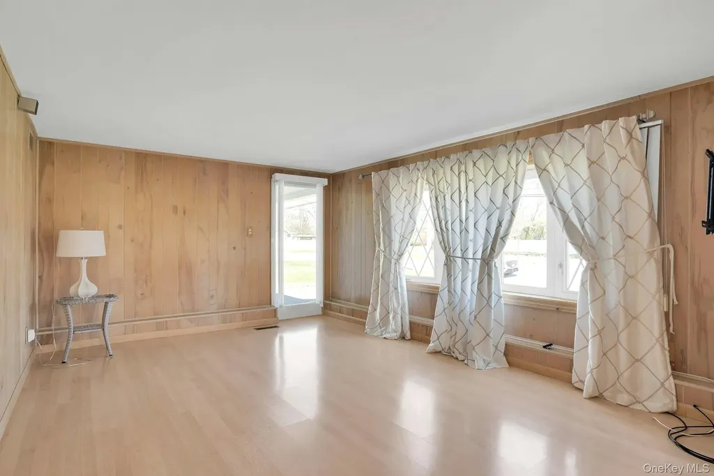 258 E 5th Street Deer Park NY 11729