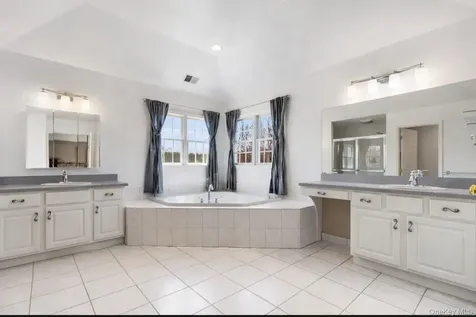 6 Bassett Court Baldwin Place NY 10505