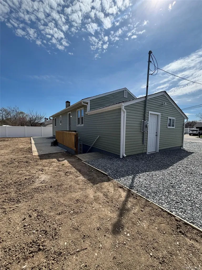 21 Pinetop Drive Central Islip NY 11722