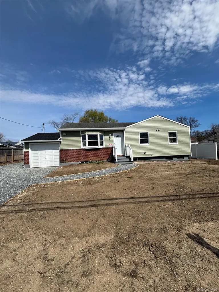 21 Pinetop Drive Central Islip NY 11722