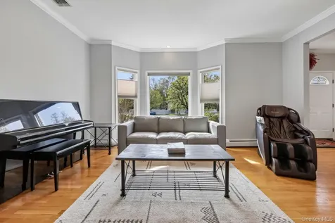 10 Alex Court West Nyack NY 10994