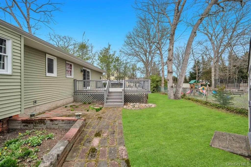 287 6th Avenue Saint James NY 11780