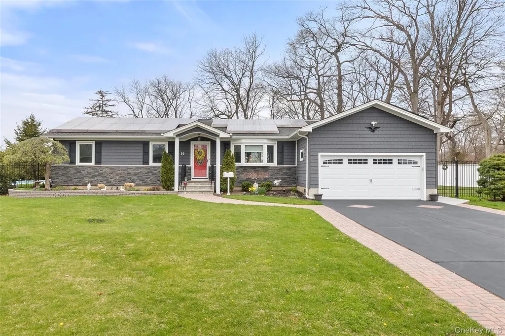 10 Denise Drive North Babylon NY 11703