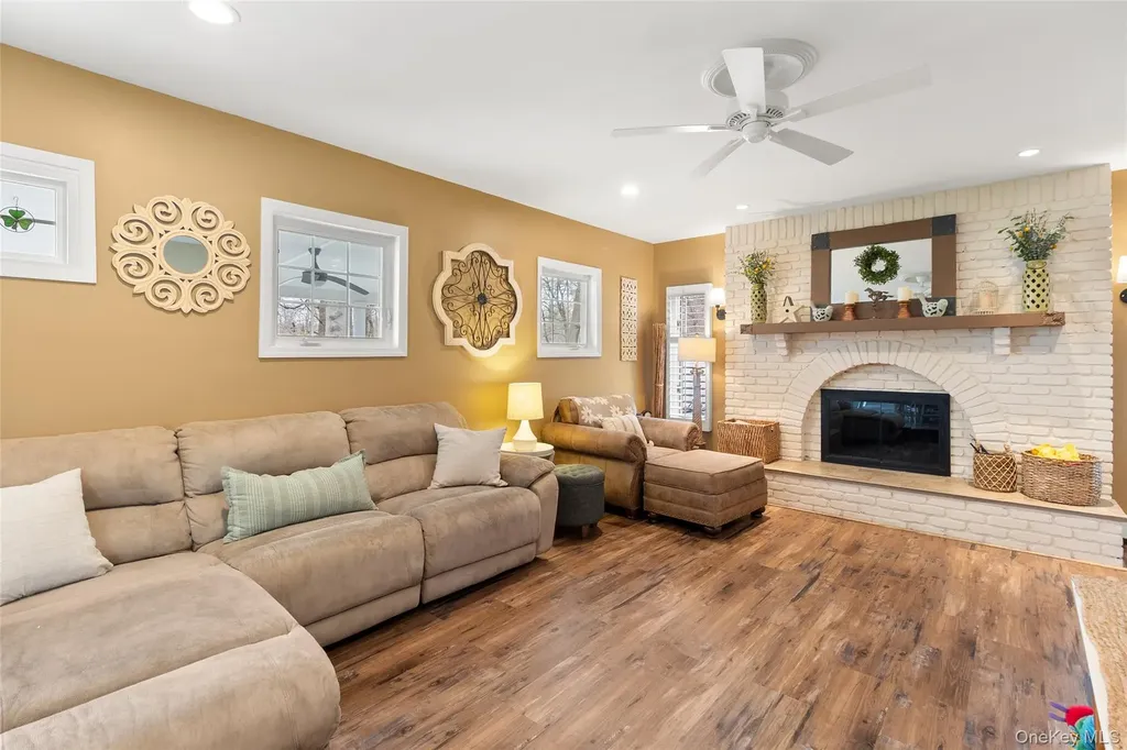 10 Denise Drive North Babylon NY 11703