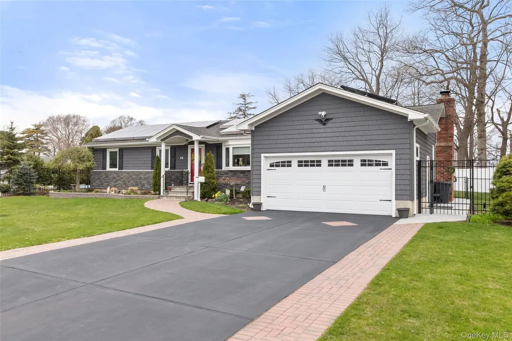 10 Denise Drive North Babylon NY 11703