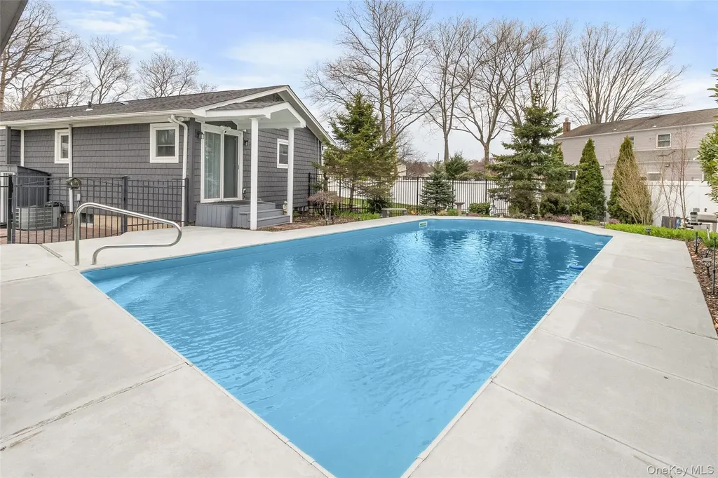10 Denise Drive North Babylon NY 11703