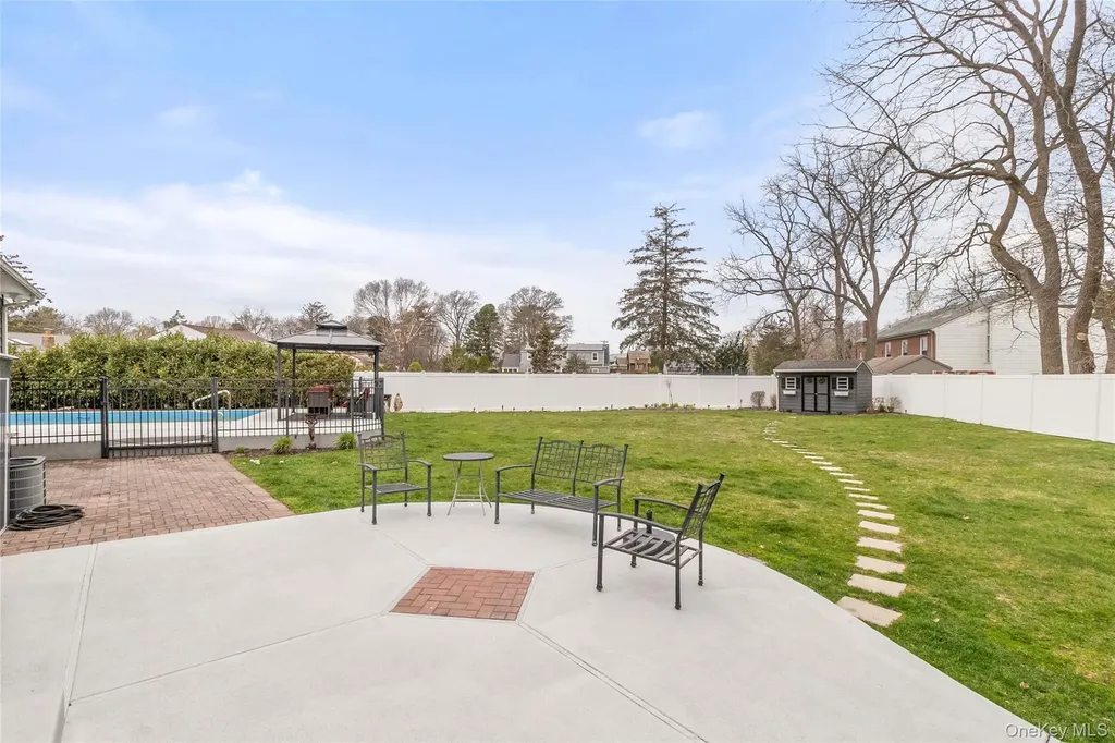 10 Denise Drive North Babylon NY 11703