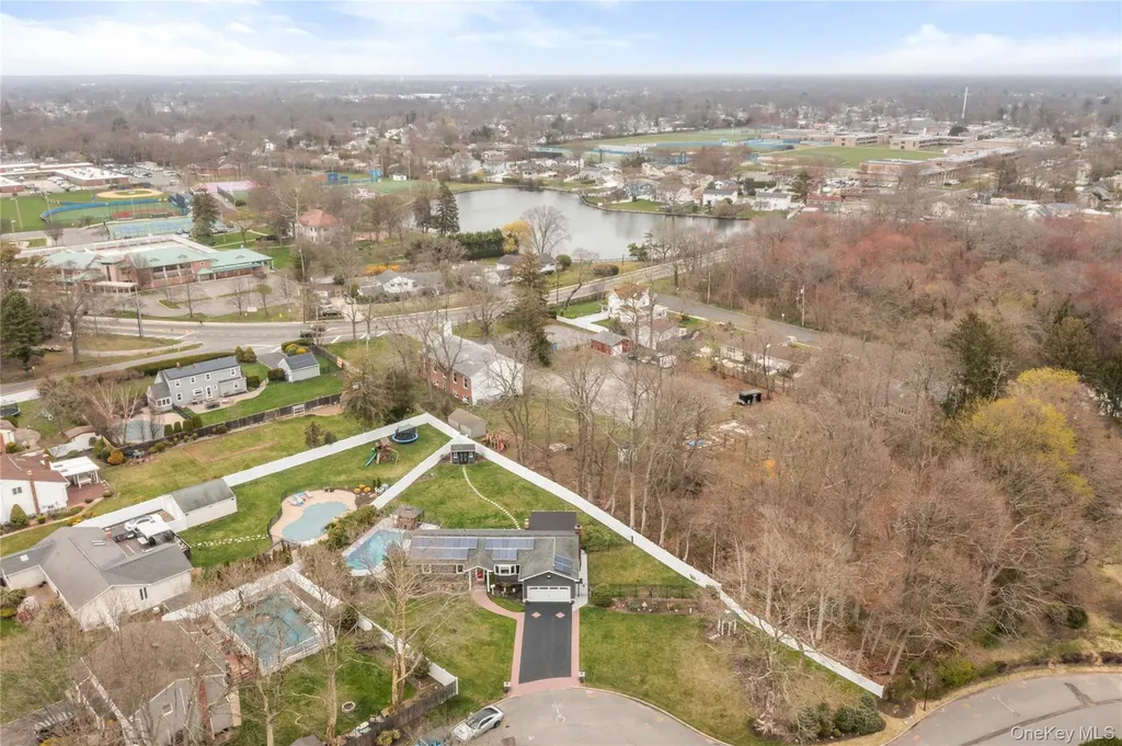 10 Denise Drive North Babylon NY 11703