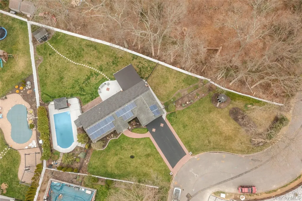 10 Denise Drive North Babylon NY 11703