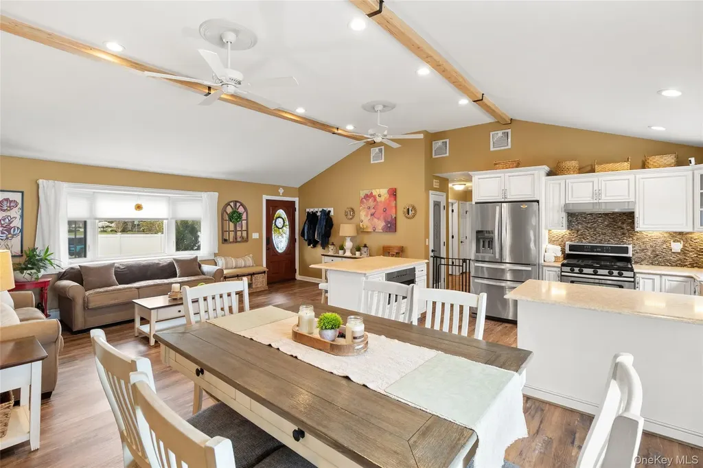 10 Denise Drive North Babylon NY 11703