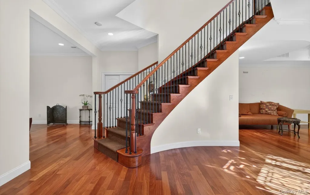 702 Equestrian Way Westbury NY 11590