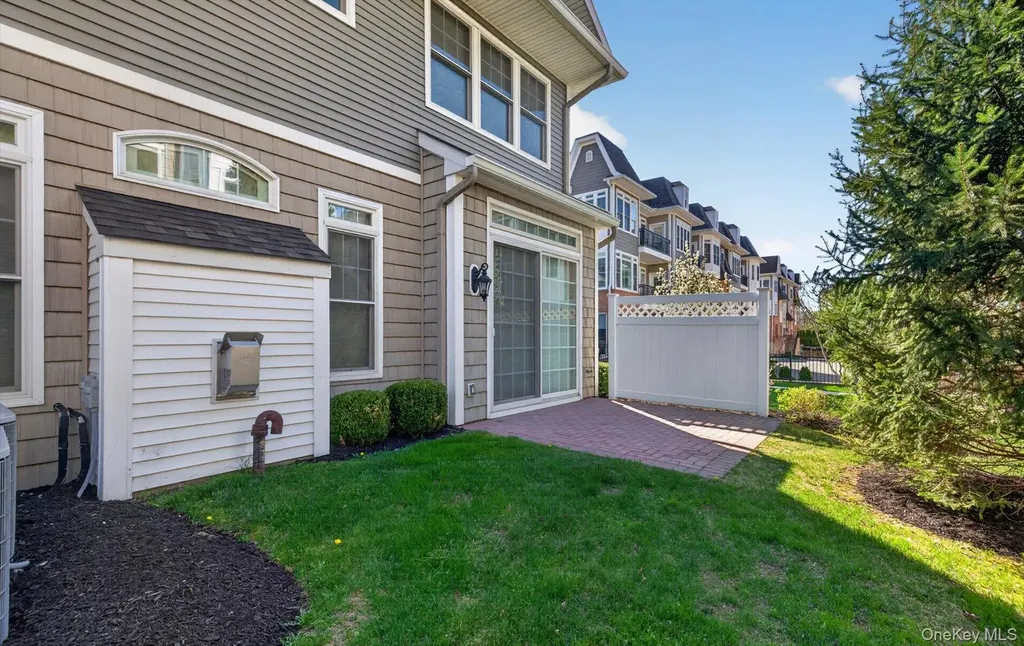 702 Equestrian Way Westbury NY 11590