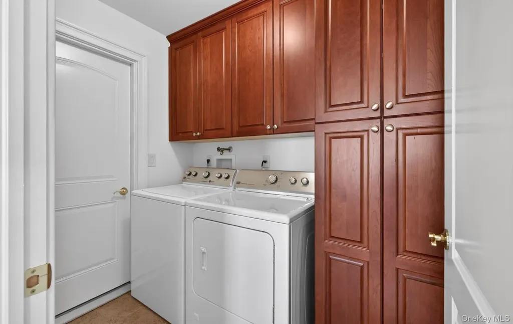 702 Equestrian Way Westbury NY 11590