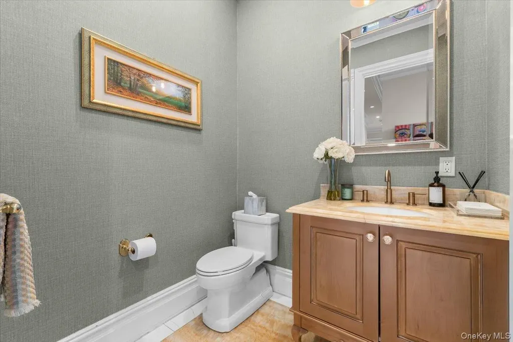 1 Devonshire Lane Great Neck NY 11023