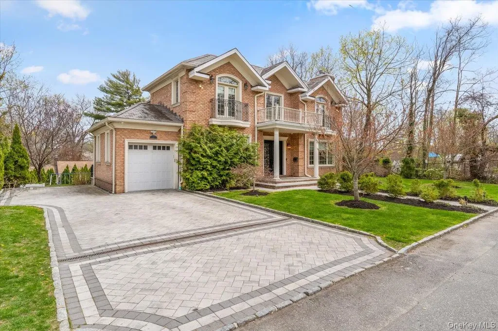 1 Devonshire Lane Great Neck NY 11023
