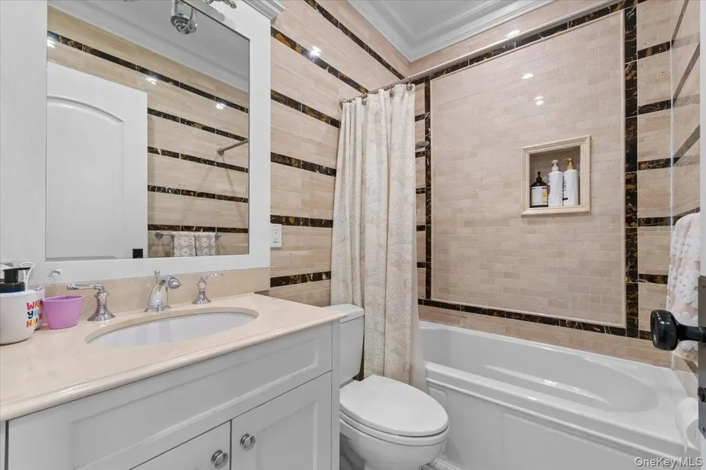 1 Devonshire Lane Great Neck NY 11023