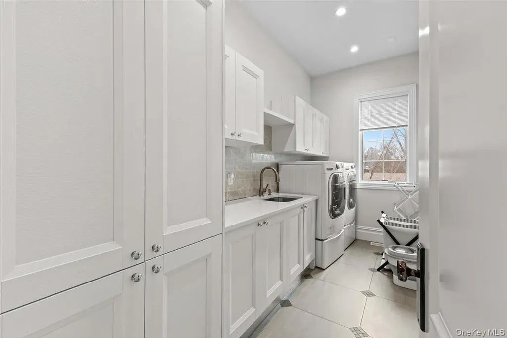 1 Devonshire Lane Great Neck NY 11023