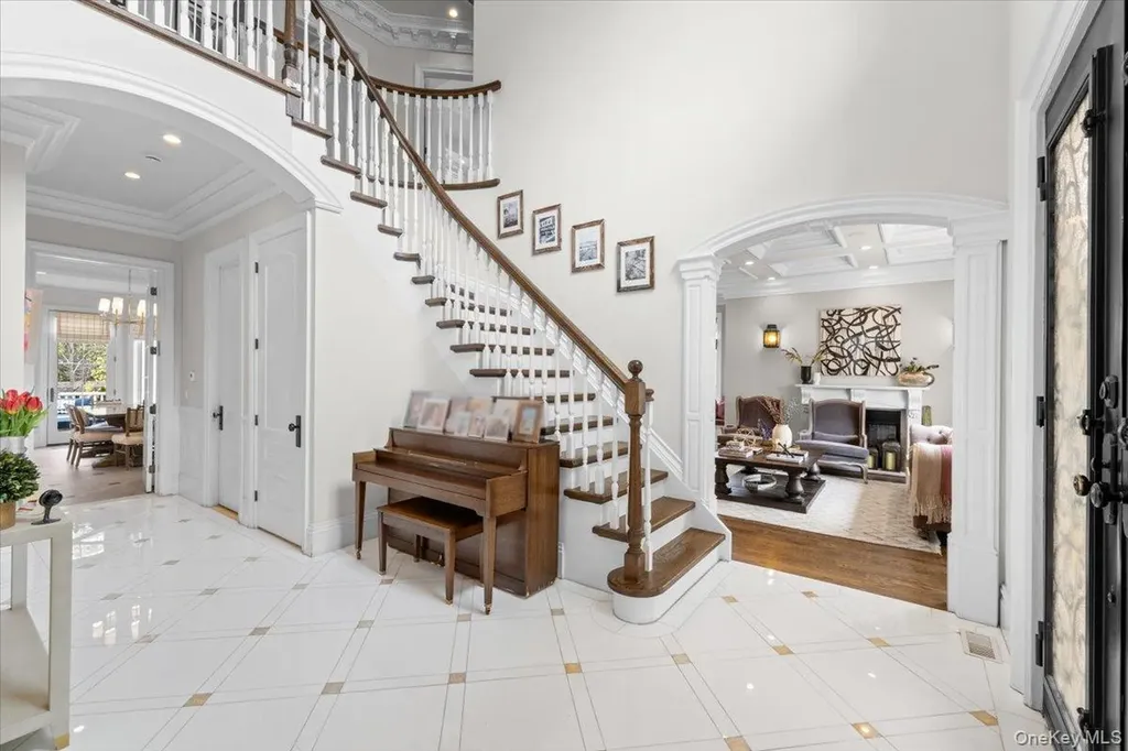 1 Devonshire Lane Great Neck NY 11023