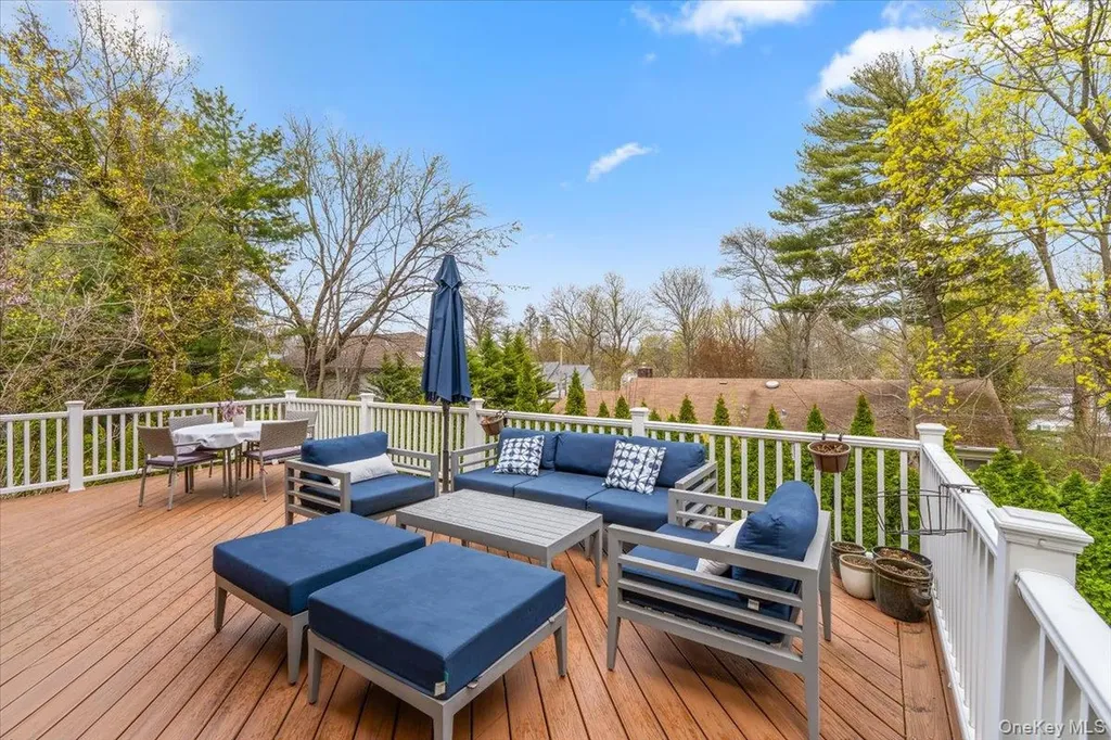 1 Devonshire Lane Great Neck NY 11023