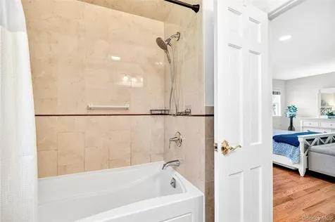 21 Barnaby Lane Hartsdale NY 10530