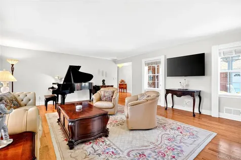 21 Barnaby Lane Hartsdale NY 10530