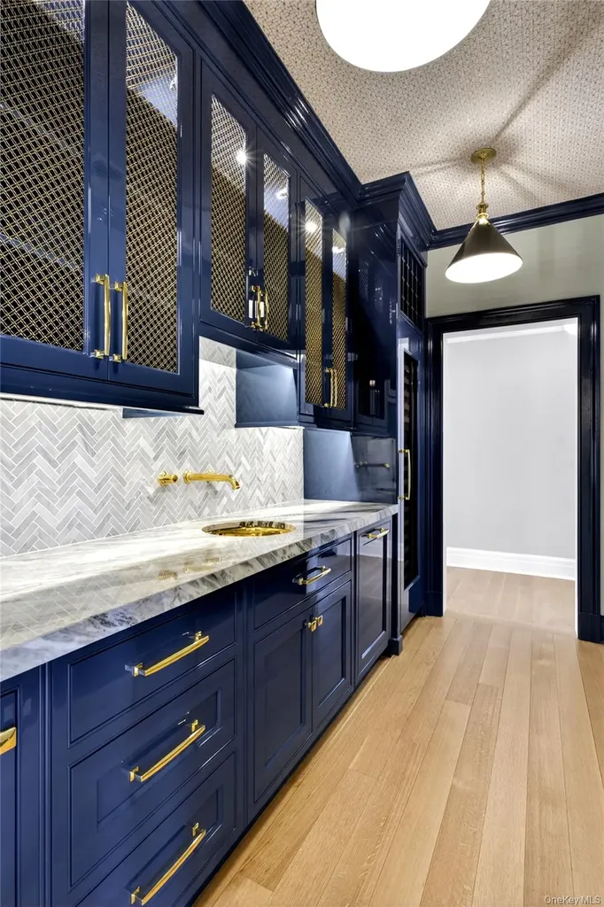 71 Lake Road Manhasset NY 11030