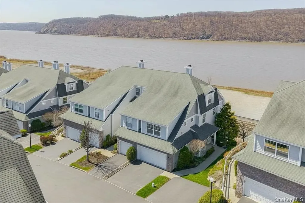 114 Hudson Pointe Drive Poughkeepsie NY 12601