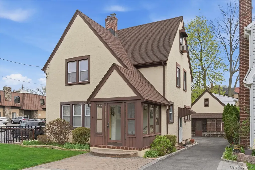 25 Iris Avenue Floral Park NY 11001