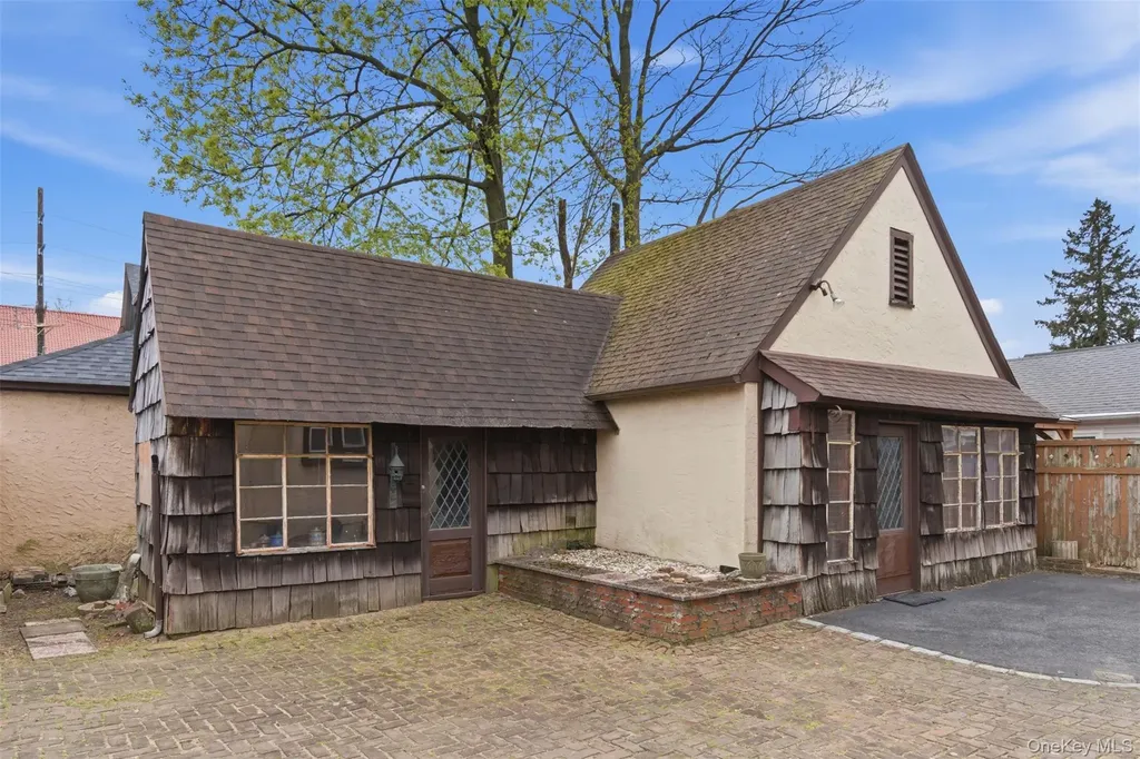 25 Iris Avenue Floral Park NY 11001