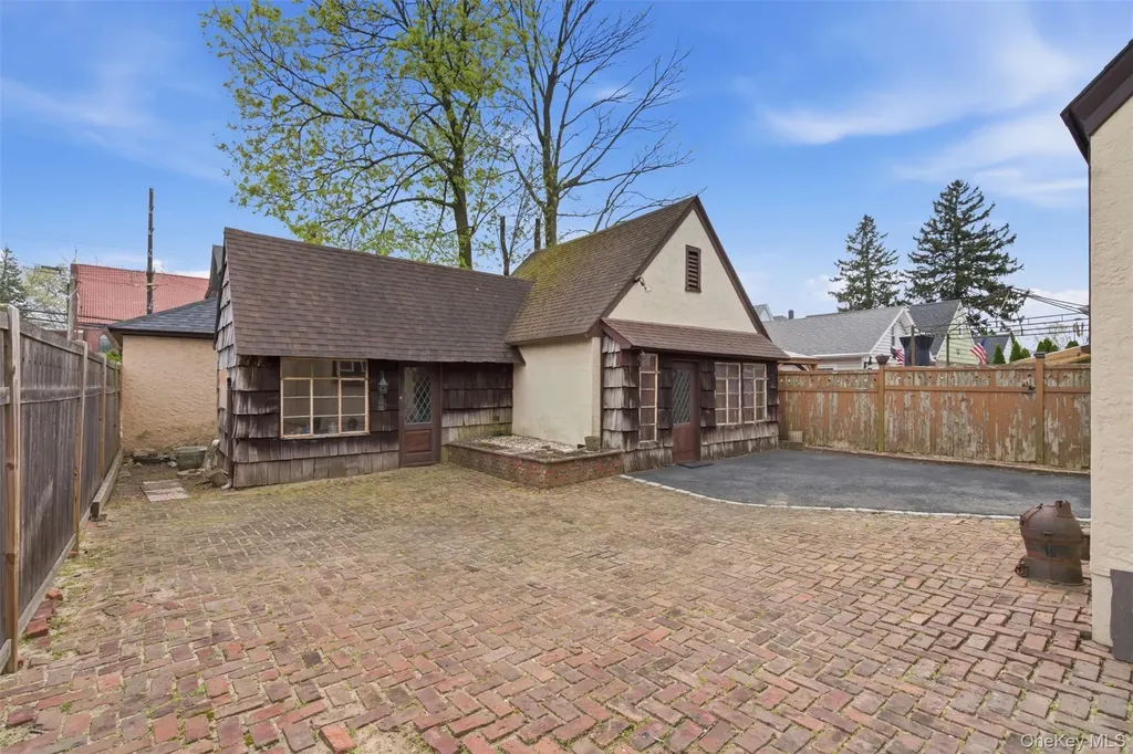 25 Iris Avenue Floral Park NY 11001