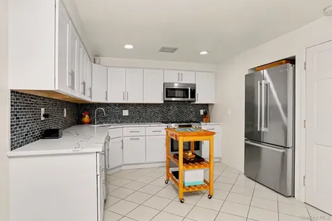 95 Gail Drive New Rochelle NY 10805