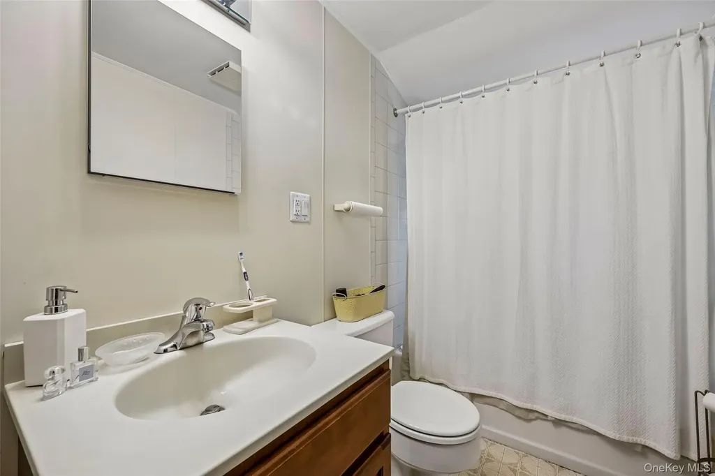 58 Oxford Street Roslyn Heights NY 11577