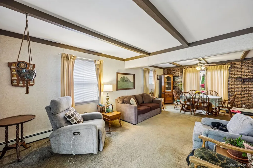 58 Oxford Street Roslyn Heights NY 11577