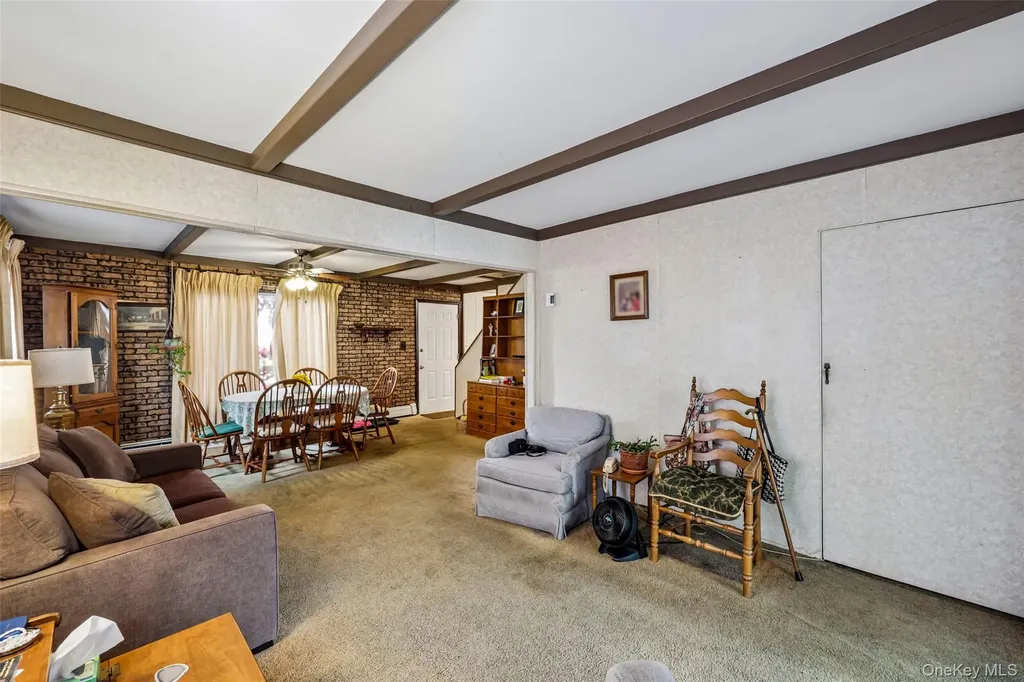 58 Oxford Street Roslyn Heights NY 11577