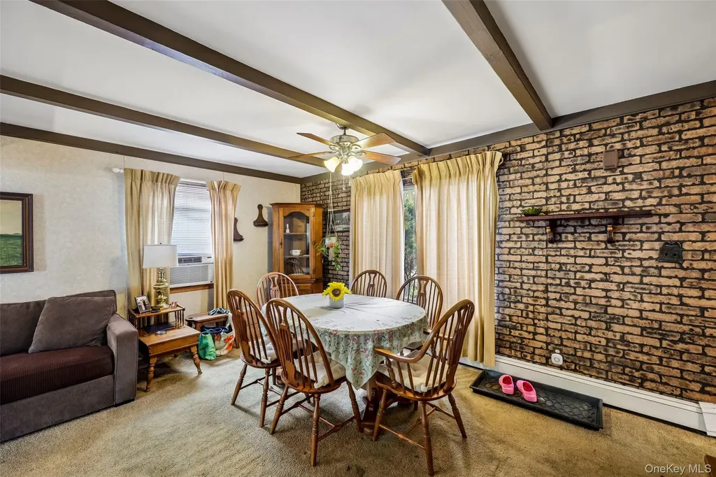 58 Oxford Street Roslyn Heights NY 11577