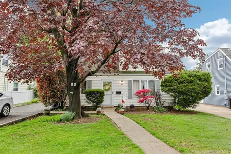 58 Oxford Street Roslyn Heights NY 11577
