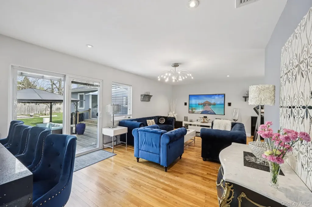 11 Mid Place Bohemia NY 11716