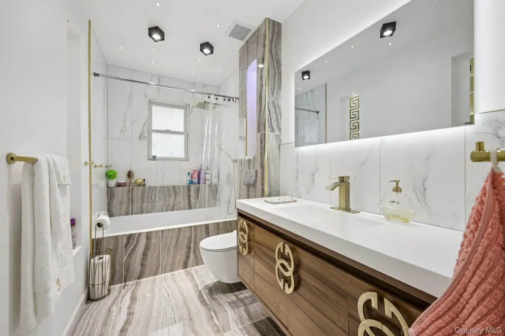 11 Mid Place Bohemia NY 11716