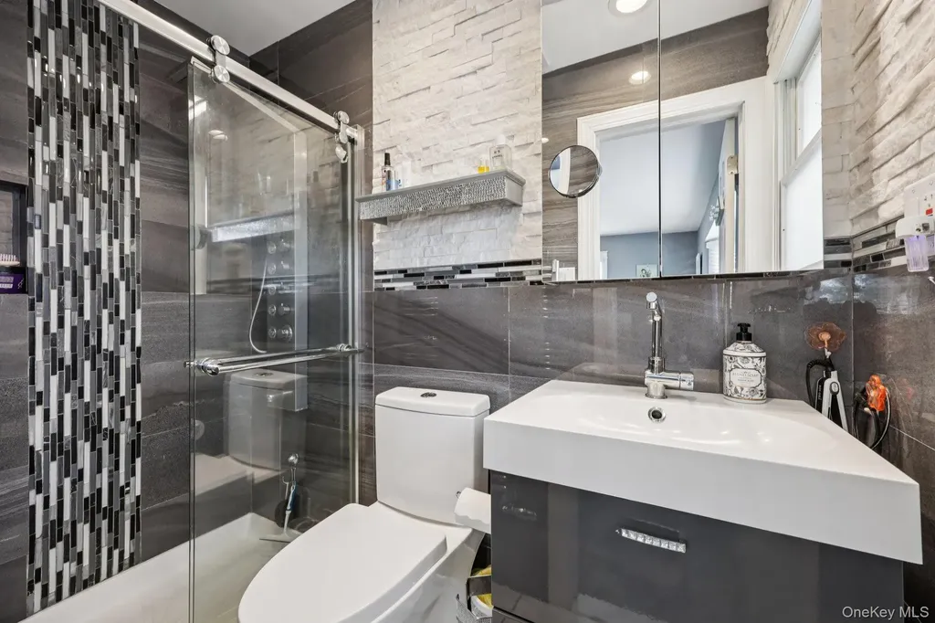 11 Mid Place Bohemia NY 11716