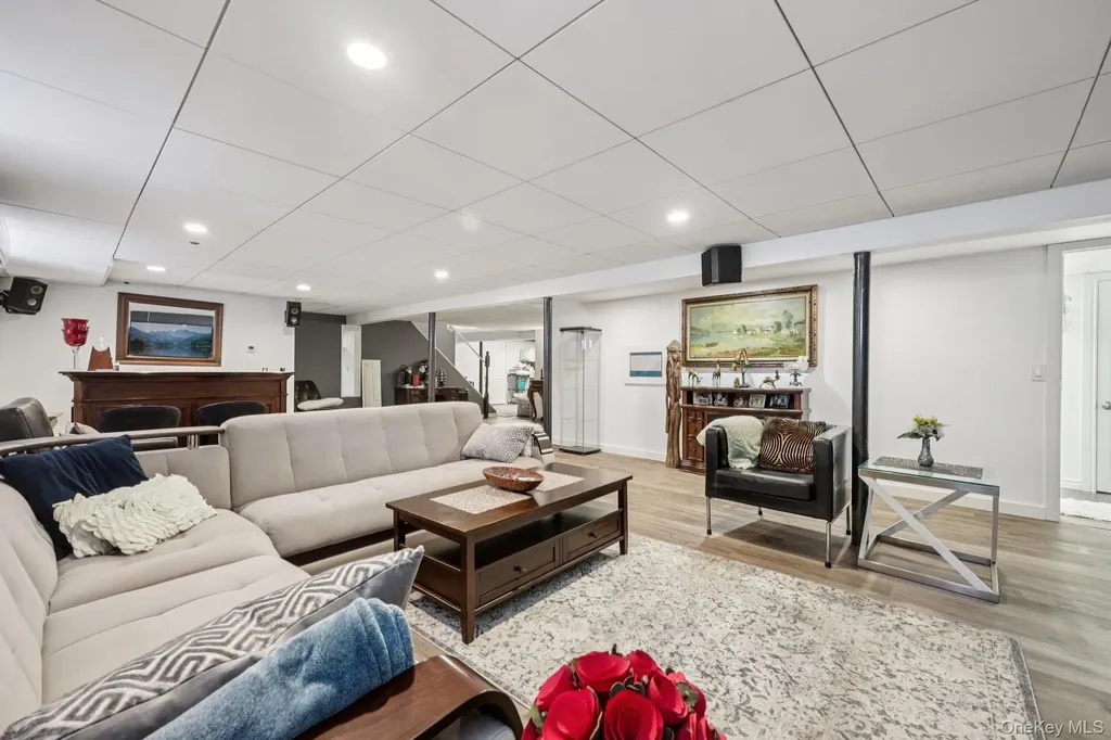 11 Mid Place Bohemia NY 11716