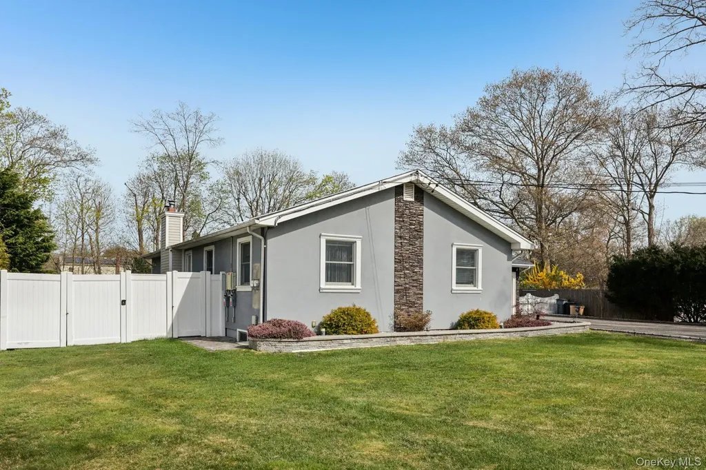 11 Mid Place Bohemia NY 11716