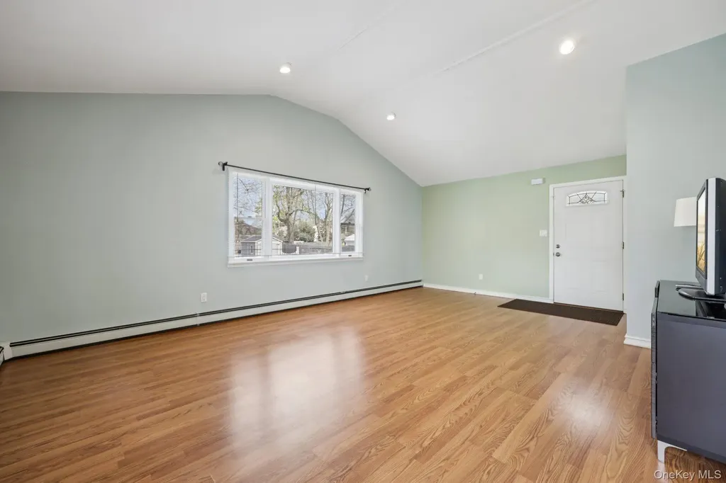 11 Mid Place Bohemia NY 11716