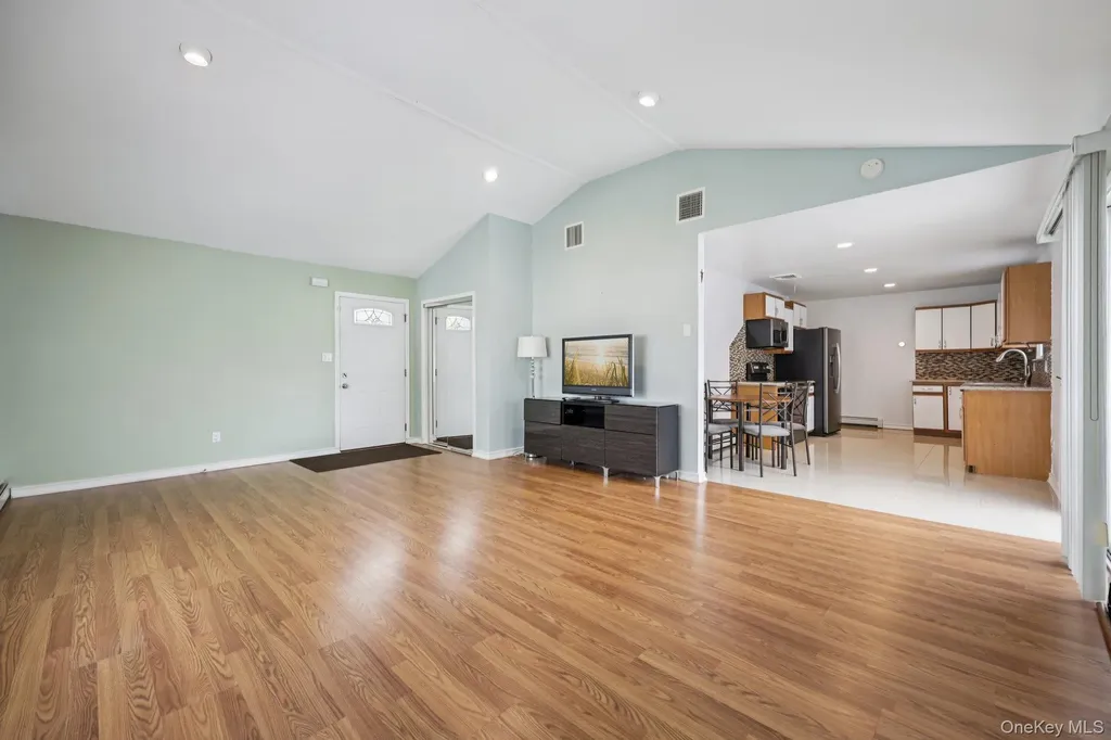 11 Mid Place Bohemia NY 11716