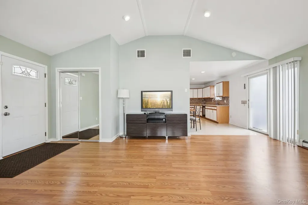 11 Mid Place Bohemia NY 11716