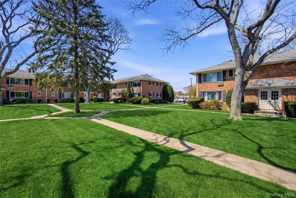51 Edmunton Drive North Babylon NY 11703