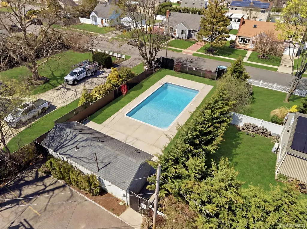 51 Edmunton Drive North Babylon NY 11703