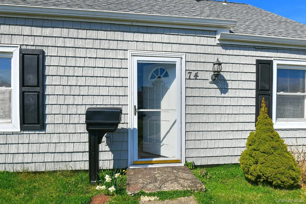 74 Rope Lane Levittown NY 11756