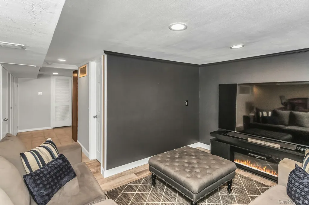 991 Ferngate Drive Franklin Square NY 11010