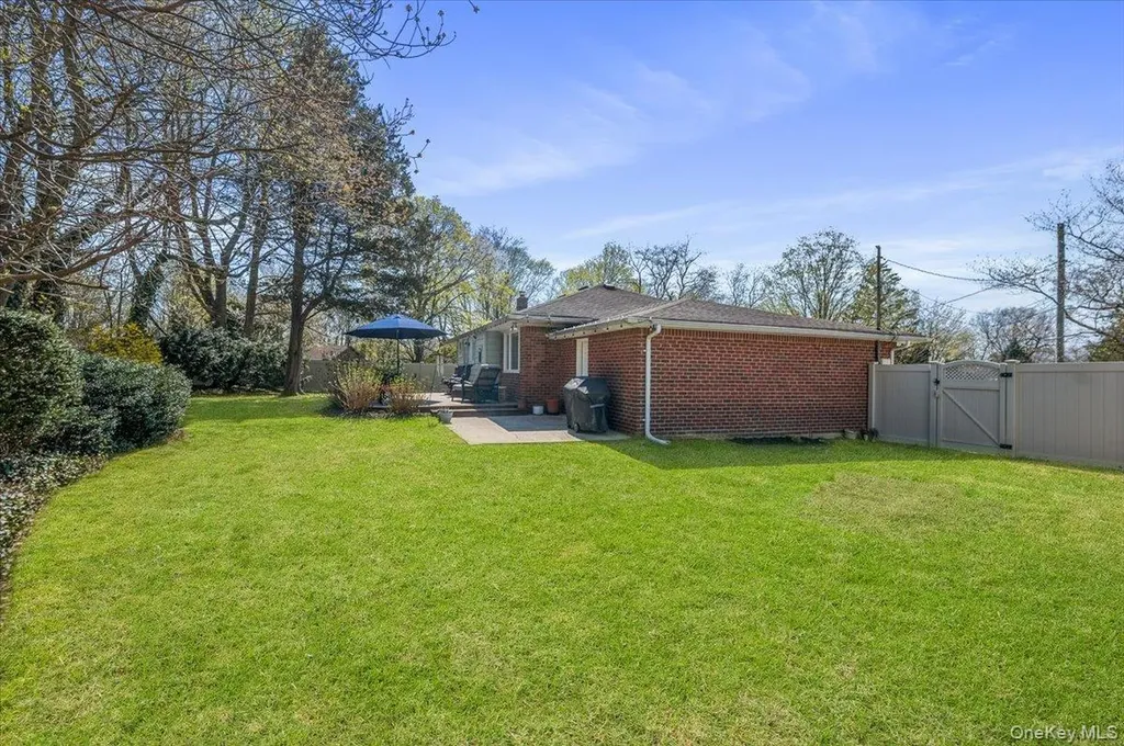 8 Bass Court Huntington NY 11743